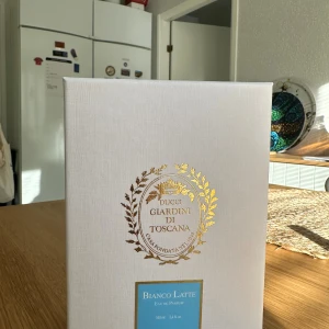 Bianco Latte Parfym - God doftande gourmand parfym from Bianco Latte. En mycket unik doftande lukt, men väldigt lik en parfym jag redan har hemma! En unisex parfym mer lutande kvinnor, men män kan definitivt bära den. 100 ml men har sprejat 2 gånger bara