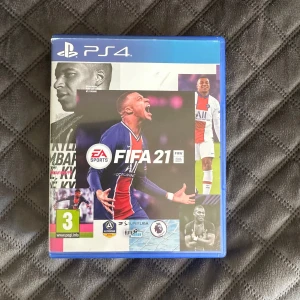 FIFA 21 PS4 - FIFA 21 till PlayStation 4 i mycket fint skick. Komplett med originalfodral och skiva, inga synliga repor eller skador. Upplev realistisk fotboll med uppdaterade lag, ligor och spännande spellägen. Perfekt för både solo- och flerspelarläge.
