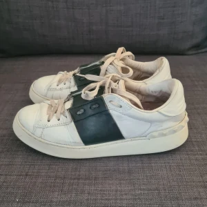 Valentino open - Snygga Valentino Garavani Open sneakers I svart I storlek 37,5. De är använda men har mycket kvar att ge. De är lätt målade. Hör av dig vid frågor!