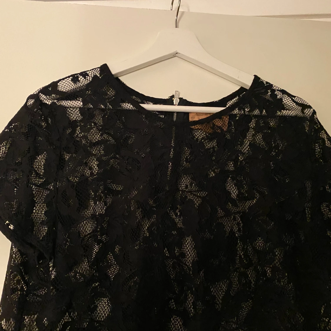 Svart spetsblus med dragkedja - 2