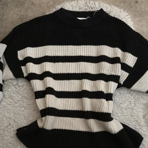 stickad tröja från gina🤍 - jätte fin tröja! aldrig använd 🤍