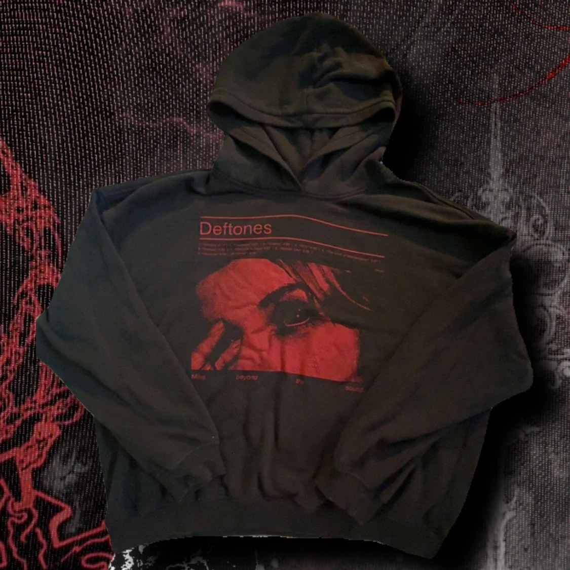 Svart Deftones hoodie med röd print