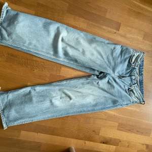 Weekday Ample Low baggy Jeans ljusblå - Ljusblå jeans från Weekday i modellen Ample Low Loose Jeans. De har låg midja, breda ben och en loose fit. Jeansen är tillverkade i bomull och har råa, slitna benslut för en avslappnad vibe. Klassiska femficksdetaljer och dragkedjegylf.