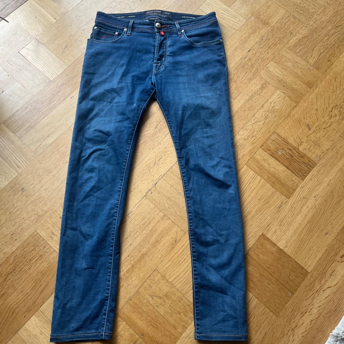 Jacob Cohen blå jeans med röda detaljer