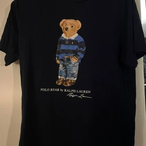 Mörkblå Ralph Lauren T-shirt - Mörkblå Ralp Lauren t-shirt. Säljer då den är för liten. Pris kan diskuteras 