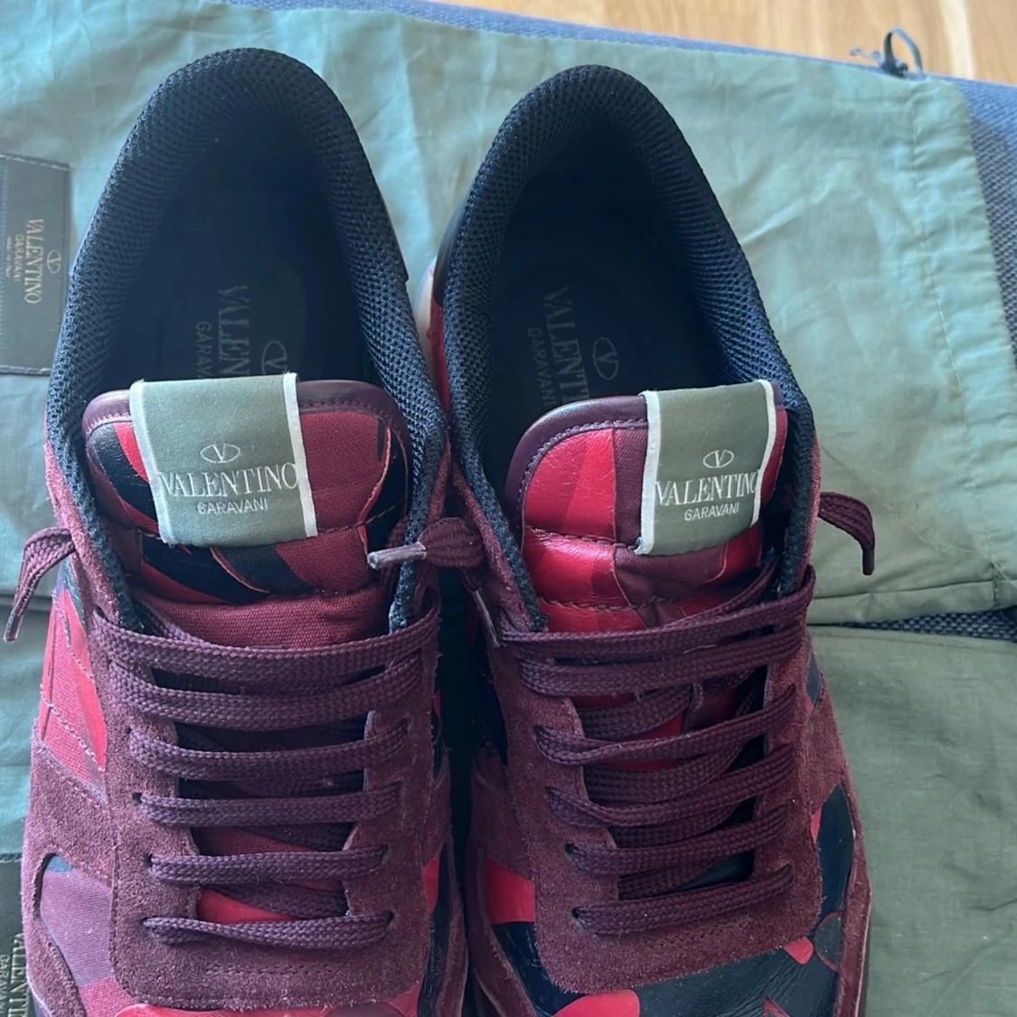 Valentino Rockrunner sneakers i röd och svart - 2