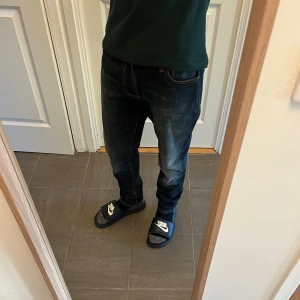 Nudie jeans  - Säljer ett par sjukt fina nudie jeans. De är helt oandvända bara testade. Det står på dem att de är w29 l28 men de passar mer som w30-31 L30. De har en snygg avslappnad passform med asfet fade! Vid frågor är det bara att kontakta mig🫡✌️
