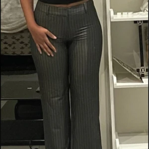 Grå randiga kostymbyxor wide fit - Randiga kostumbyxor från Madlady. Jätte snygga. Mycke bra skick! 