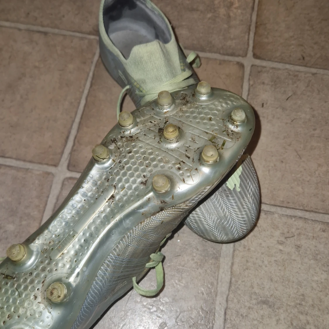 Puma fotbollsskor i ljusgrönt - 2