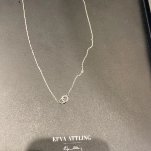 Efva Attling silverhalsband  - Jättefint halsband från efva attling i äkta silver. Kedjan är 42cm lång. Halsbandet är i bra skick men har en anning mattare yta där man sätter fast halsbandet (i nacken)🩷🩷nypris är 1500kr