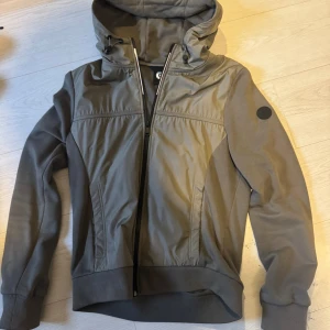 Svin snygg cardigan - As snygg mörk grön cardigan från reset.eu, köpt för 2200kr säljer nu för 799 då jag rensar min garderob. Den har slim passform. Storlek S sitter as bra.