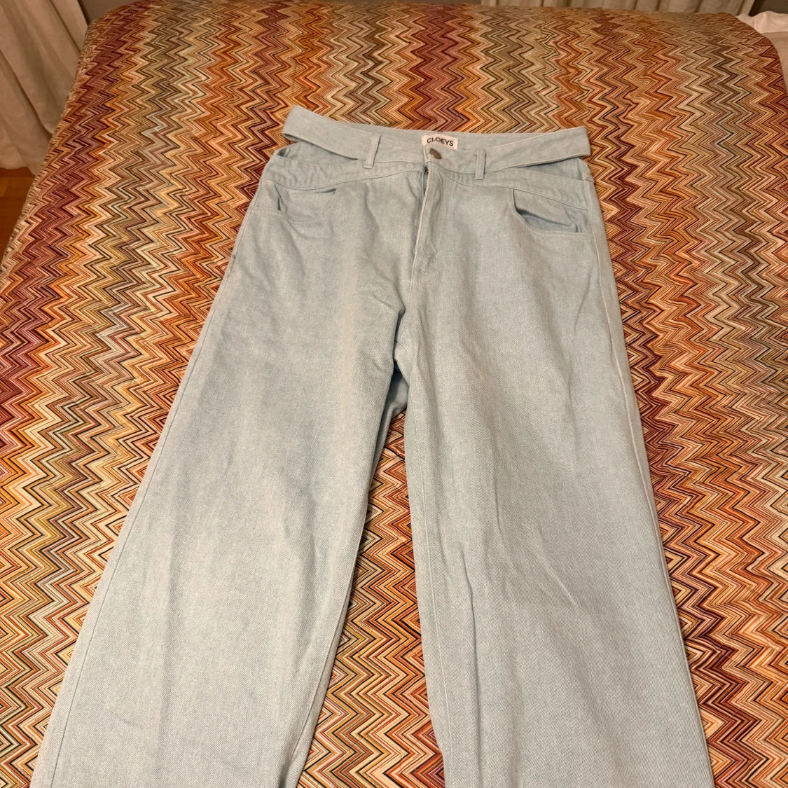 Ljusblå wide jeans med hjärt-fickor från Cloeys - 1