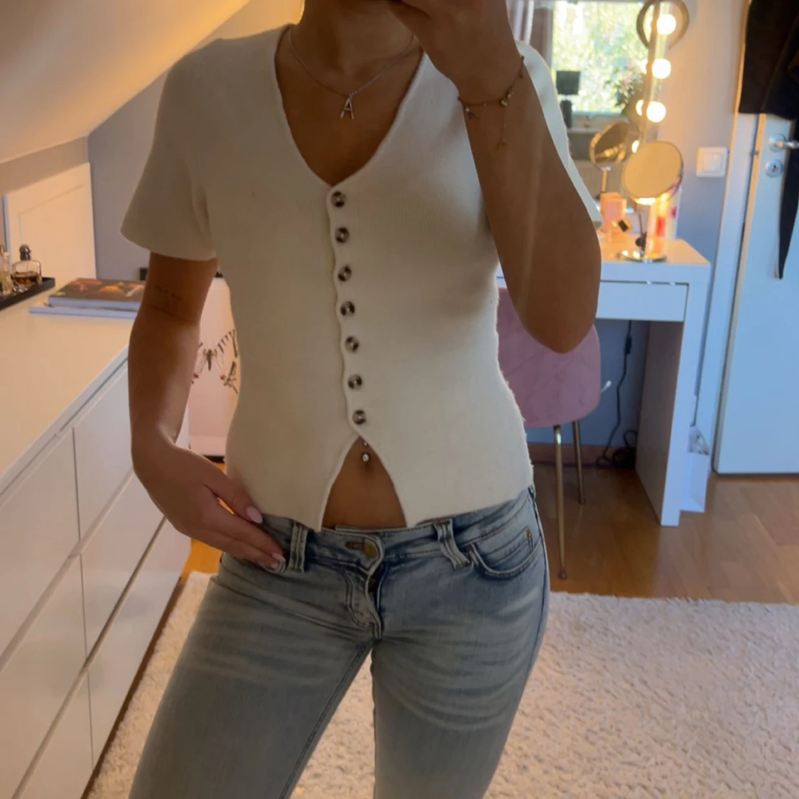 Vit ribbad med knappar - 1