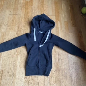 Russedness - Jag säljer det här sättet för att jag inte använder det om man köper det nytt så kostar det 1200kr men jag säljer för båda för 600kr båda är i xxs färg mörkblå. Märke russedness jag har husdjur så det finns hår på kläder 