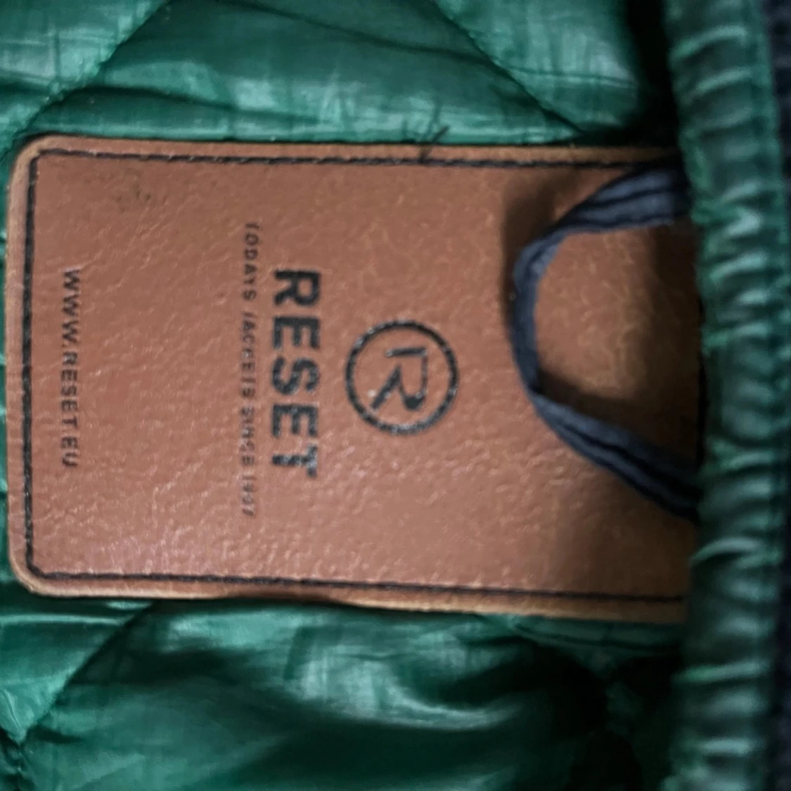 Svart quiltad jacka från Reset - 92