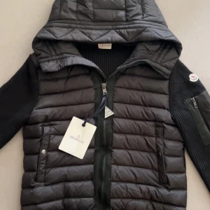 Moncler cardigan - Svart moncler cardigan storlek S säljs. Passade inte mig i storlek så jag försöker sälja den