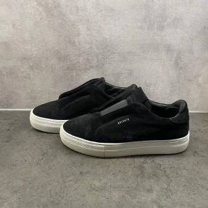 Axel Arigato -  svarta sneakers från Axel Arigato. Använda sparsamt! Storlek 39, skriv till mig om du vill ha specifika bilder så tar jag efter önskemålet 😊😊