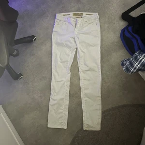 Jacob cohën - Snygga vita jeans från Jacob cohen med klassisk femficksdesign och raka ben. Byxorna har normal midja och är tillverkade i mjuk bomull med en liten stretch för extra komfort. Perfekta för dig som gillar en clean och stilren look.
