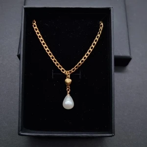 Guldfärgat halsband med hjärta och pärla - Stilrent halsband i guldfärg med en kedja och ett litet hjärta som detalj. Material-rostfritt stål.  Längd-40cm 