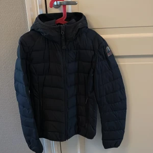 Marinblå dunjacka Parajumper Young girl - Superfin dunjacka från parajumper i strl M Young girl, skulle säga att det motsvarar 158/164 elr XXS. Marinblå. Fint skick, nypris 3399kr.
