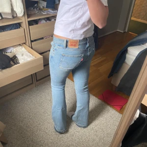 Lågmidjade Levis jeans - Lågmidjade Levis jeans som ej kommer till användning, de är uppsprätta längs nere💗