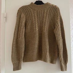 Beige stickad tröja Lindex  - Är i storlek L men passar bra för dig som har storlek S eller M om du gillar att ha baggy sweatshirts 🥰 bra kvalité på tröjan så du vill verkligen inte missa detta priset med tanke på att sweatshirts kan kosta en del 