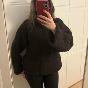 Brun jacka i pile - Säljer denna jättesnygga jacka i pile från Gina tricot. Köpt på Gina Young i storlek 158/164 men passar mig som har s/m i jackor. Jackan är endast använd ett fåtal gånger och den är i jättebra skick!