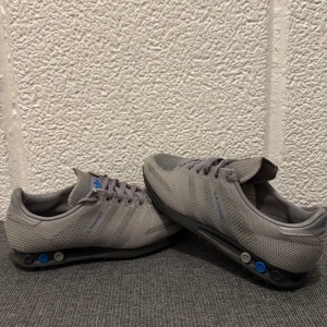 Adidas La Trainer - Köpte adidas La trainer skor från jd sports och använde de i endast 3 månader ungefär då de blev för småa, de är i storlek 42 och priset är 599kr för de då det inte finns något fel med den förutom det man kan se på bilden. Hör av er vid intresse och frågor!