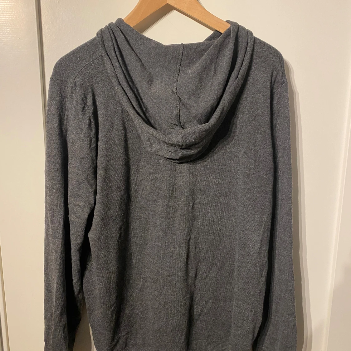 Mörkgrå hoodie med dragkedja - 1