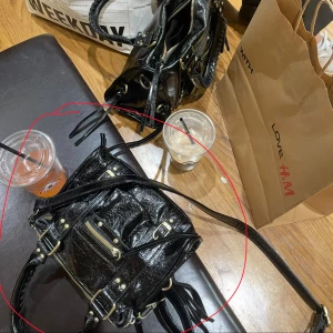 Svart handväska med dragkedja - Snygg svart handväska med glansig finish och coola metalldetaljer. Väskan har både handtag och axelrem, samt flera dragkedjor och nitar som ger en edgy vibe. Perfekt storlek för att få plats med allt viktigt och passar till många olika stilar. Skriv för fler bilder! Priset går att diskutera. !!säljer den som är in ringad!!❤️