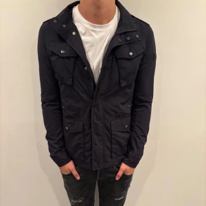 Woolrich Filedjacka  - Hej! Säljer nu denna väldigt snygga och eftertraktade Woolrich jacka! Jackan är slutsåld överallt och går inte att få tag på… jackan  är stor i storleken, jackan är perfekt nu till hösten/vintern  Storlek S,  Skick 9,5/10  Ny pris: 6000 kr 