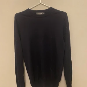 Dressman stickad tröja - Säljer denna stickade tröja från dressman. Knappt några tecken på användning i riktigt schysst ulltyg. Storlek S men passar också XS. 