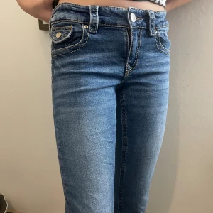 Ginatricot jeans 164 - Snygga bootcut jeans från Ginatricot med trendiga fickor med knappar där bak. I storlek 164. Mycket bra skick! Resår i midjan. 