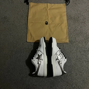 Bape skor - Aldrig använda och jag säljer dem för väldigt bra pris och dem är väldigt sköna och snygga!