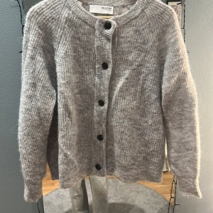 Grå stickad kofta från Selected Femme. Storlek XS-S - Mysig grå stickad kofta från Selected Femme, är i storlek S passar även XS
