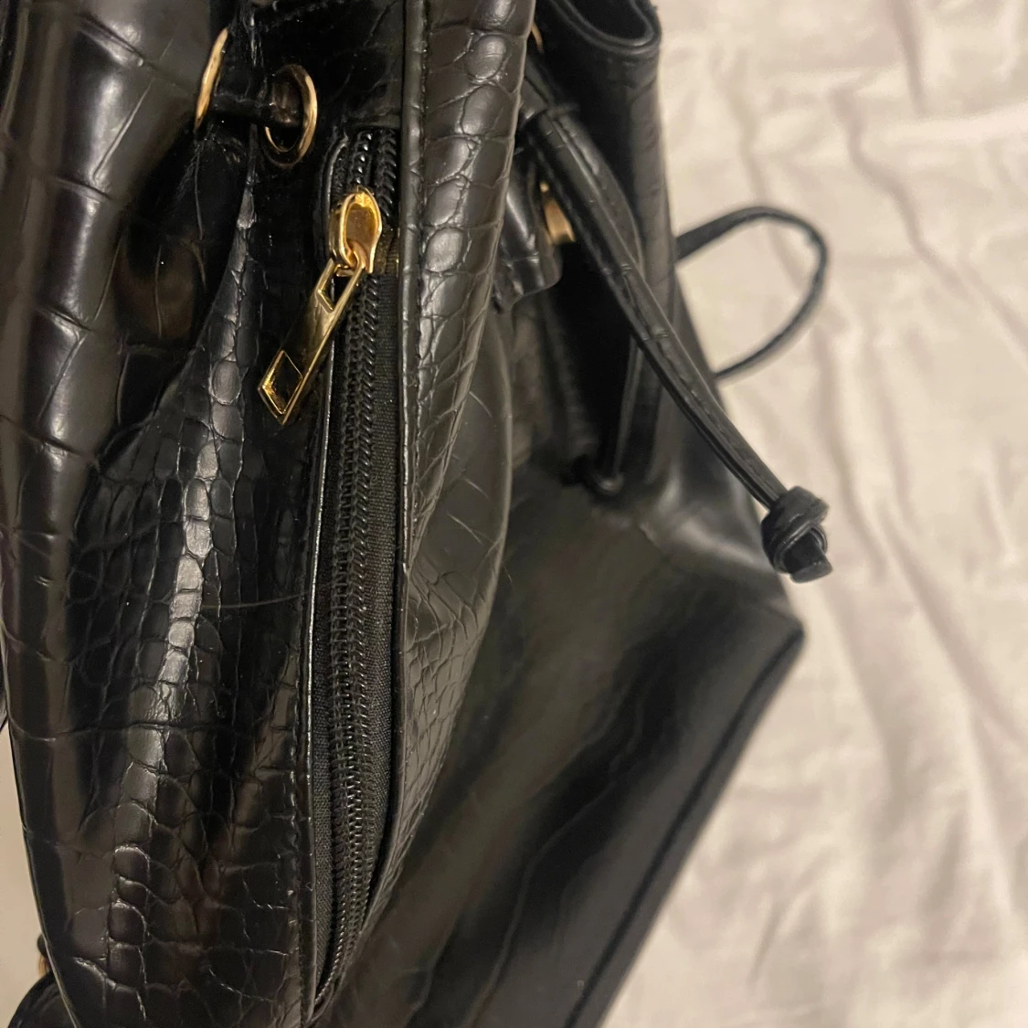 Svart ryggsäck med krokopräglad yta - 3