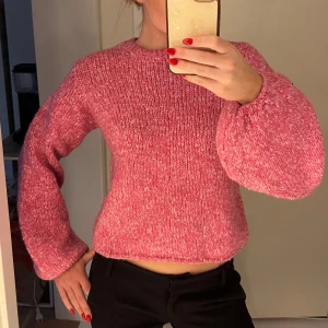 Rosa stickad tröja med öppen rygg - Superfin rosa stickad tröja med ballongärmar och öppen rygg som knyts med snören. Har använt tröjan en gång, så den är i väldigt nytt skick. 💞💗