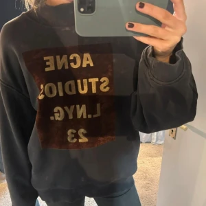 Acne Sweatshirt - Supersnygg sweatshirt från Acne Studios! Storlek M och i mycket bra skick☺️ Bilderna med tröjan på beskriver färgen bäst👌🙌🏼