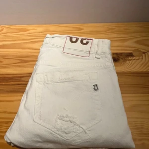 Dondup Jeans Vita - Skit snygga dondup jeans som är storlek 30, perfekt för en ute kväll eller vad som, säljer för att de är för små för mig, vid frågor eller funderingar är det bara att DMa!☺️🙌🏻