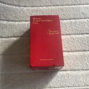 Baccarat Rouge 540 Extrait 200ml - Lyxig och ikonisk parfym i snygg röd flaska. Extrait de parfum-varianten, 200 ml. Perfekt för dig som vill sticka ut och bära något exklusivt.