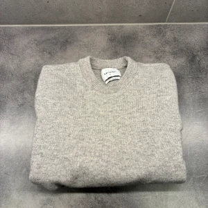VAILENT  merinoullströja  - Supermjuk och stilren ljusgrå stickad tröja från Vailent i 100% merinoull. Klassisk rund halsringning och ribbade muddar. Perfekt för lager-på-lager och enkel att matcha med allt i garderoben. Den är S men passar mer som xs helt ny. Nypris 900kr               Mvh