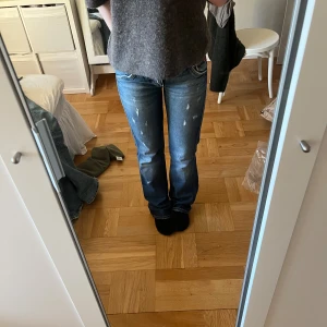 Miss sixty jeans  - Supersnygga lågmidjade bootcut jeans från miss sixty😍 har supersnygga slitningar lite här och där och en snygg orange detalj på framfickan till höger🙌🏼 säljer då de tyvärr är för små i midjan för mig🥲 storlek w25 vilket jag skulle säga motsvarar en xs/34☺️ lite slitna där nere (skriv för bilder på det)   Midjemått: 37-38cm Innerbenslängd: 82-83cm   #vintage #y2k #jeans #bootcut #flare #stockholmsstil #miss #sixty #lowwaist #lågmidjade #slitningar