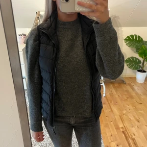 Svart dunväst från Southwest XS - Helt vanlig svart väst som ny, strl XS