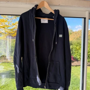 Zip hoodie Les Deux - Säljer en marinblå zip hoodie från Les Deux. Plagget är i väldigt bra skick köpets förra vintern, det finns inga defekter eller skador på plagget. Hör gärna av dig vid funderingar. 