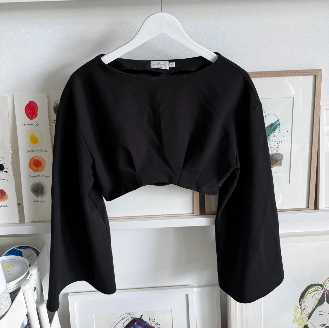 Svart croppad topp med vida ärmar - 1