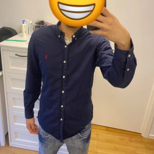 Polo Ralph lauren skjorta  - Hej! Säljer en fräsch polo Ralph lauren skjorta i färgen marinblå Storlek M nyskick 10/10 hör av er för mer info ///