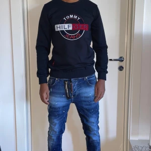 Tommy Hilfiger tröja strl XS - Helt ny. Fin replika med grym kvalitet. Modellen är 175cm väger 67 kg. Pris: 799kr. Först till kvarn. Skickas direkt inom 24h