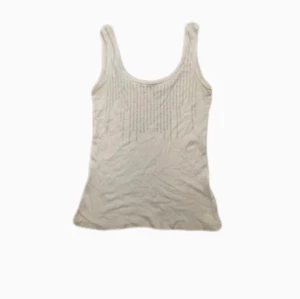 Coolt linne med glitter  - Säljer ett jätte gulligt linne med fina rhinestones på! Köpt från en loppis men är märket Fishbone!!