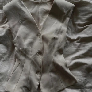 figursydd topp - jätte fin väst aktig tröja som är figursydd och går ut där nere vilket ger en väldigt fin siluett 💓