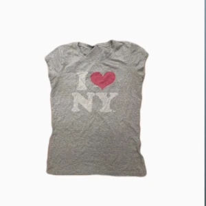 I love new york topp - En jätte gullig i ❤️newyork tröja som är från märket Fishbone!!! Jätte skönt material och köpt på vinted innan